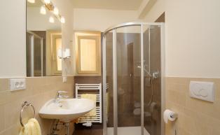 Holiday Apartment 2 – bathroom with shower