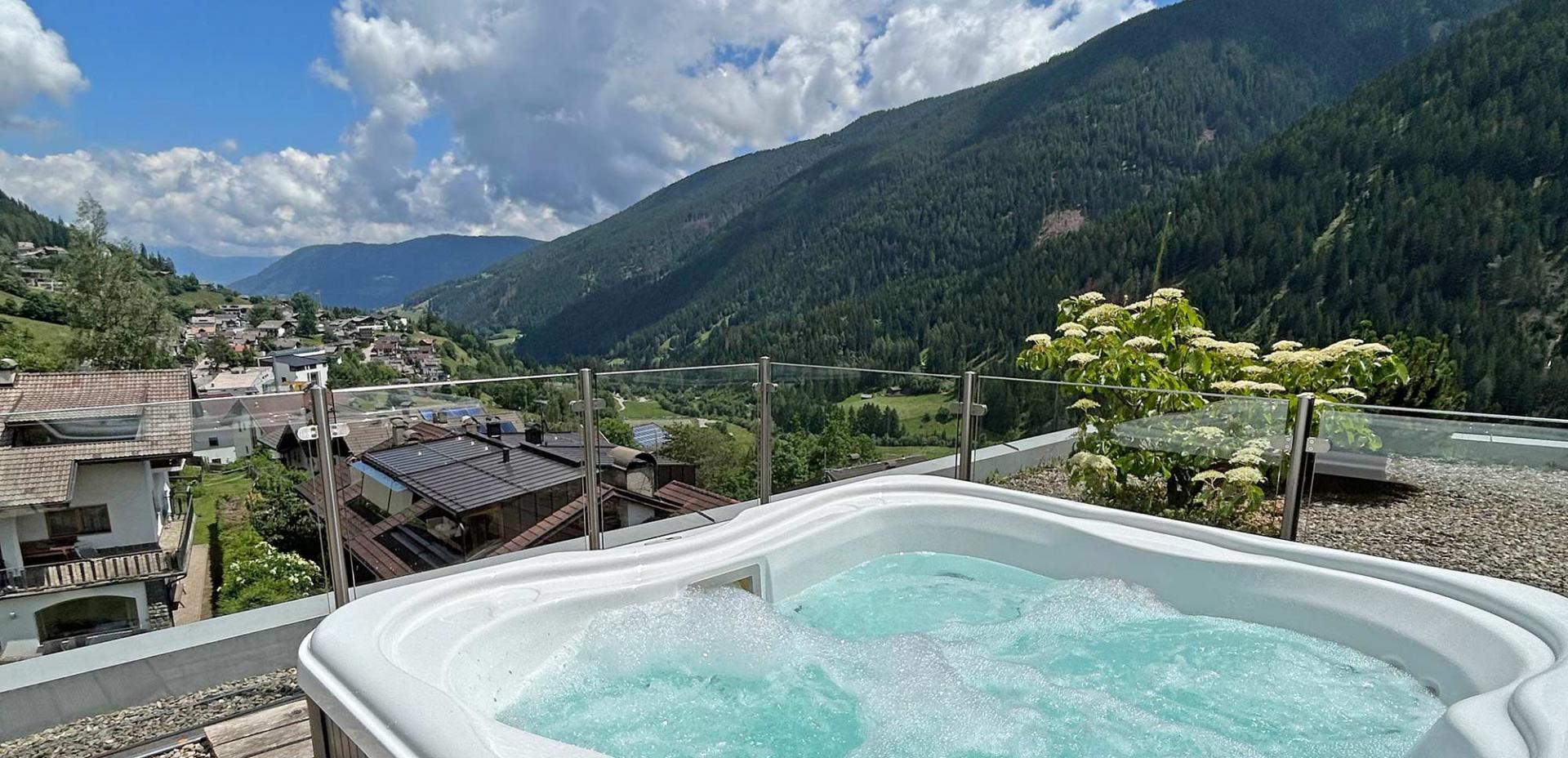 Hot tub on the rooftop terrace of Vital-Hotel Rainer